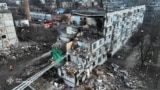 Surat Russiýanyň Ukrainanyň Poltawa şäherine uran raketa zarbasynyň netijesini görkezýär.