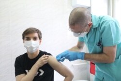Premijerka Srbije Ana Brnabić u Insitutu "Torlak" u Beogradu gde je prva u Srbiji primila vakcinu proizvođača Fajzer/Biontek (Pfizer/BioNTech), 24. decembar 2020.