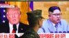 Сеулдун темир жол станциясындагы экрандан Дональд Трамп менен Ким Чен Ындын болжолдуу жолугушуусу тууралуу кабар берилип жатат. 9-март, 2018-жыл.