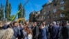 Посли інших країн на місці удару російської ракети у житловий будинок. Вони бачать як з-під завалів витягують тіла. Київ, 28 серпня 2025 року