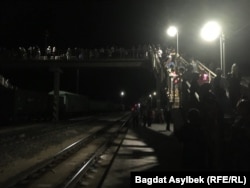 Agşamlyk adamlar Türkmenistandan gelmeli ildeşlerine garaşýarlar, Mangystau oblasty, 2021-nji ýylyň 13-nji maýy.