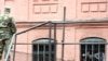Согласно заявлениям адвокатов, условия содержания в тюрьме нарушают третью европейскую конвенцию – то есть, заключенные подвергаются пыткам