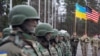 Американські та українські військовослужбовці під час відкриття навчань на Яворівському полігоні. Квітень 2015 року. Ілюстраційне фото
