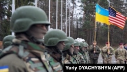 Американські та українські військовослужбовці під час відкриття навчань на Яворівському полігоні. Квітень 2015 року. Ілюстраційне фото