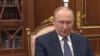 Президент России Владимир Путин перед книжным шкафом в своем кабинете в Сенатском дворце Кремля в Москве