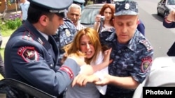 Հայաստան -- Ոստիկանները քաղաքապետի ընդդիմադիր թեկնածու Զարուհի Փոստանջյանին ուժով դուրս են բերում Տարոն Մարգարյանի Ավանի շտաբից, Երևան, 14-ը մայիսի, 2017թ․