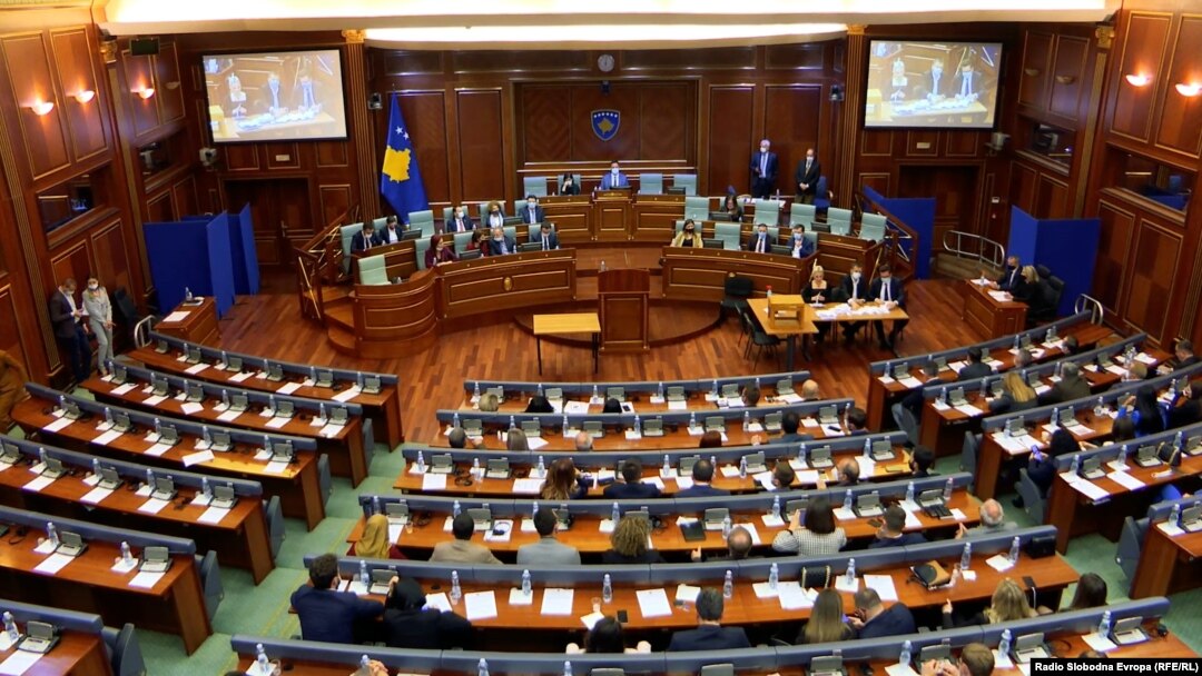 Lideri opozicionih stranaka na Kosovu sastali su se sa premijerom Kosova nakon izlaska pripadnika srpske zajednice iz kosovskih institucija na severu, te političkih predstavika iz Skupštine i Vlade (na fotografiji sednica Skupštine Kosova)