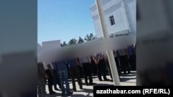 Maryda bankomatdan pul nagtlaşdyrmak üçin nobata duran adamlar.