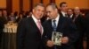 Әшрәф Әбү әл-Йәзид Татарстан президенты Рөстәм Миңнехановка үзенең китабын тәкъдим итә. Казан, 2011 ел