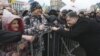 Позафракційнийдепутат Петро Порошенко розмовляє з дитиною під час Народного віче на Майдані Незалежності в Києві, 12 січня 2014 року