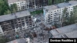 Житловий будинок, зруйнований російською керованою авіаційною бомбою, у Покровську, Донецька область, травень 2025 року