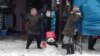 Жители на ромската наслеба Шутка во Скопје. 
