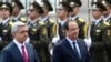 Президент Армении Серж Саргсян (слева) и его французский коллега Франсуа Олланд во время церемонии встречи президента Франции в ереванском аэропорту «Звартноц», Ереван, 12 мая 2014 г. 