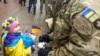 Ілюстраційне фото. Дівчинка дарує прапорець бійцю добровольчого батальйону «Київ-12»