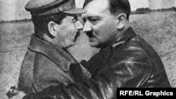 Iosif Staliniň we Adolf Hitleriň gujaklaşýan pursaty. Kollaž