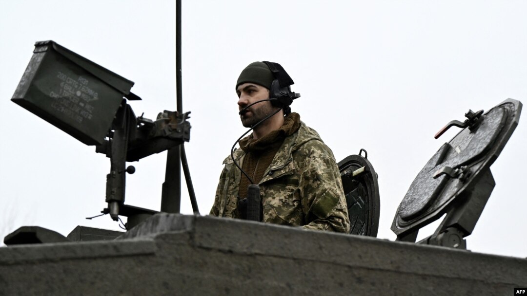 Ukrajinski vojnik 82. zasebne vazdušno-jurišne brigade priprema se za borbu na tenku Challenger 2 na nepoznatoj lokaciji u blizini linije fronta u regionu Zaporožja 12. februara 2024.