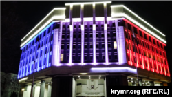 Будівля російського парламенту Криму з підсвічуванням