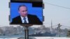 Екран із трансляцією прямої лінії з Володимиром Путіним в порту окупованого Севастополя