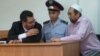 Подсудимый верующий Сакен Тулбаев (справа) в зале судебного заседания в Бостандыкском районном суде. Алматы, 29 июня 2015 года.