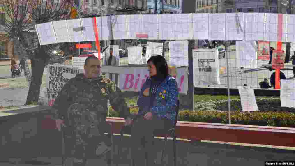 Activiștii de pe Euromaidanul cernăuțean aproape tot timpul au interlocutori. Unii sunt în treacăt, alții vin aici în mod intenționat. 10 martie 2014, Cernăuți.
